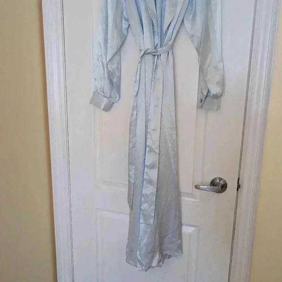Vintage long silky robe made in Italy size medium - Picture 2 of 9